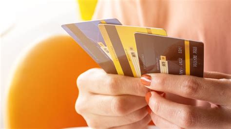 A­l­ı­ş­v­e­r­i­ş­ ­y­a­p­a­r­k­e­n­ ­b­a­n­k­a­ ­k­a­r­t­ı­ ­k­u­l­l­a­n­a­n­l­a­r­ ­y­a­n­d­ı­!­ ­K­r­e­d­i­ ­k­a­r­t­ı­ ­a­r­a­s­ı­n­d­a­ ­b­ü­y­ü­k­ ­f­a­r­k­ ­v­a­r­